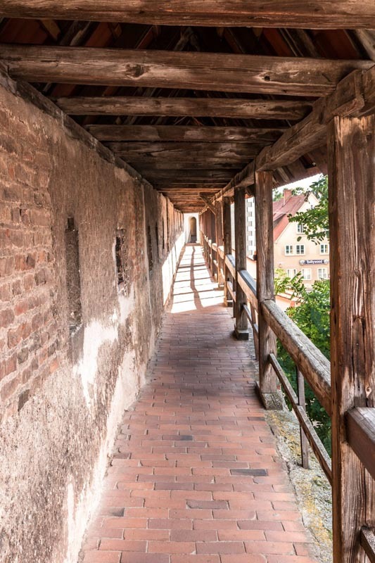 Große mittelalterliche Stadtmauer rund um die mittelalterliche Stadt