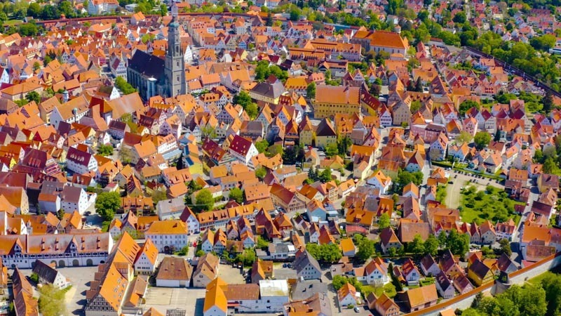 Luftaufnahme rund um die Altstadt der Stadt Nördlingen